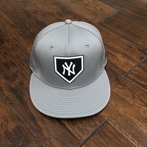 New Official Major League Baseball New York Yankees Grey & Navy 7 1/8 fitted hat